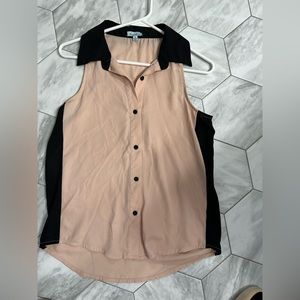 Sleeveless collared shirt
